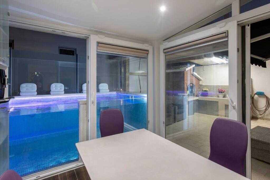 Luxury Apartment Martinis With Pool Split Extérieur photo